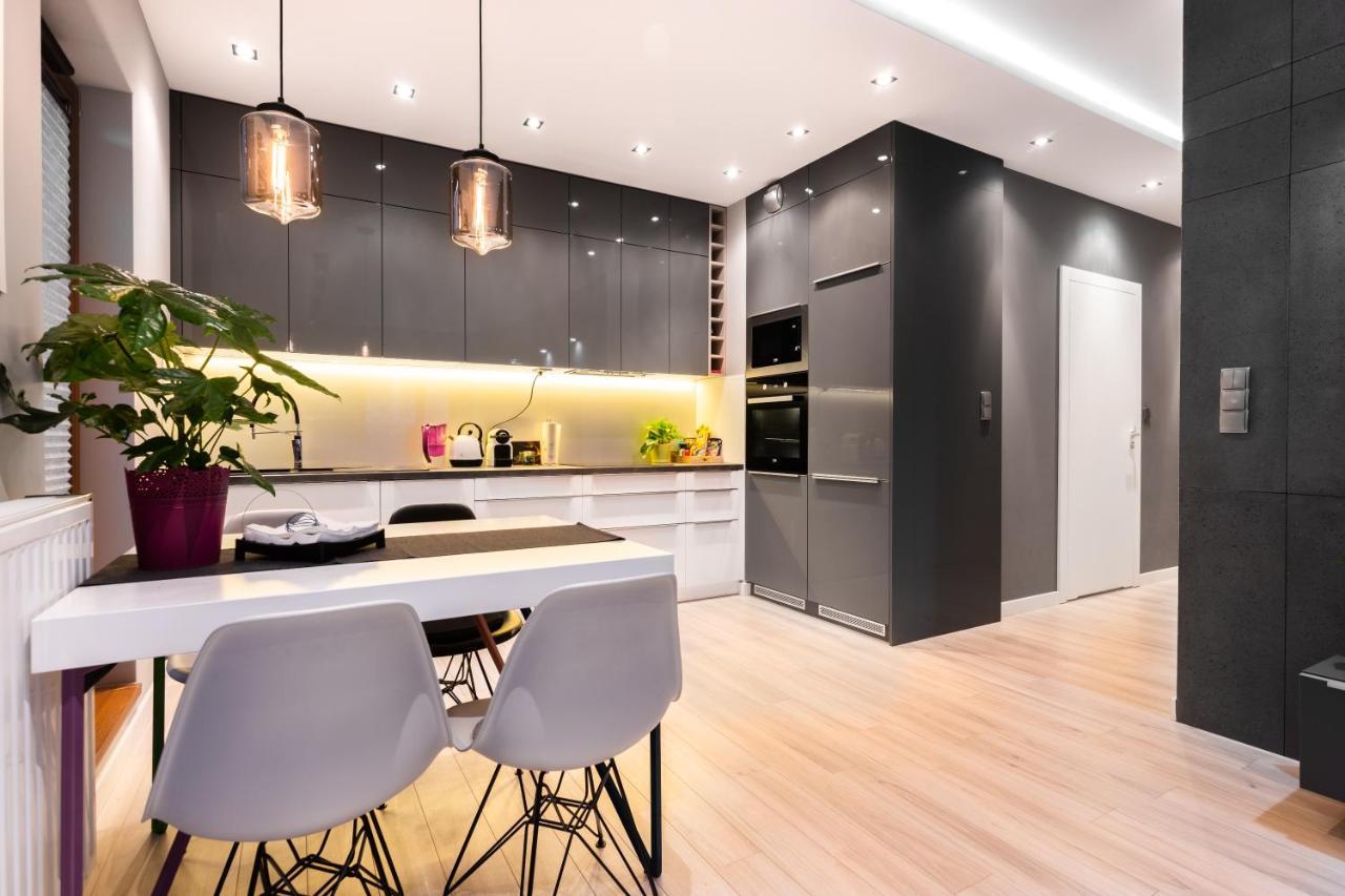 Elegant Business Accommodation With Parking - By Upstairs Краків Екстер'єр фото