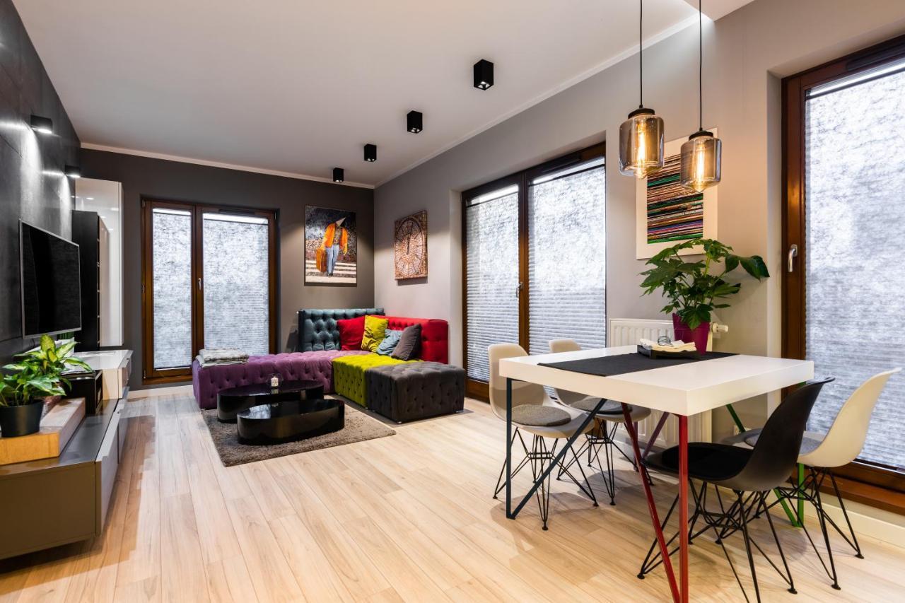 Elegant Business Accommodation With Parking - By Upstairs Краків Екстер'єр фото