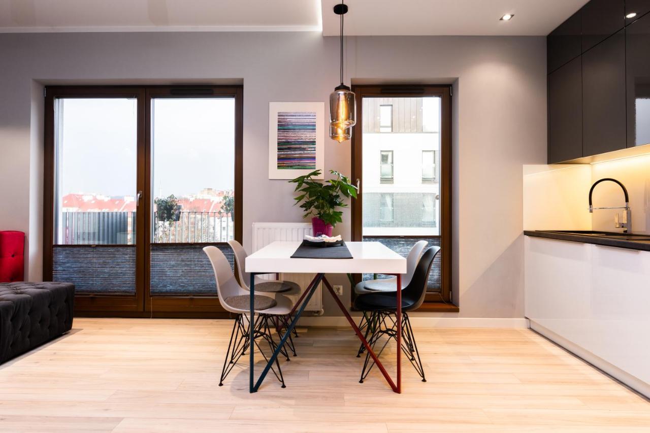 Elegant Business Accommodation With Parking - By Upstairs Краків Екстер'єр фото