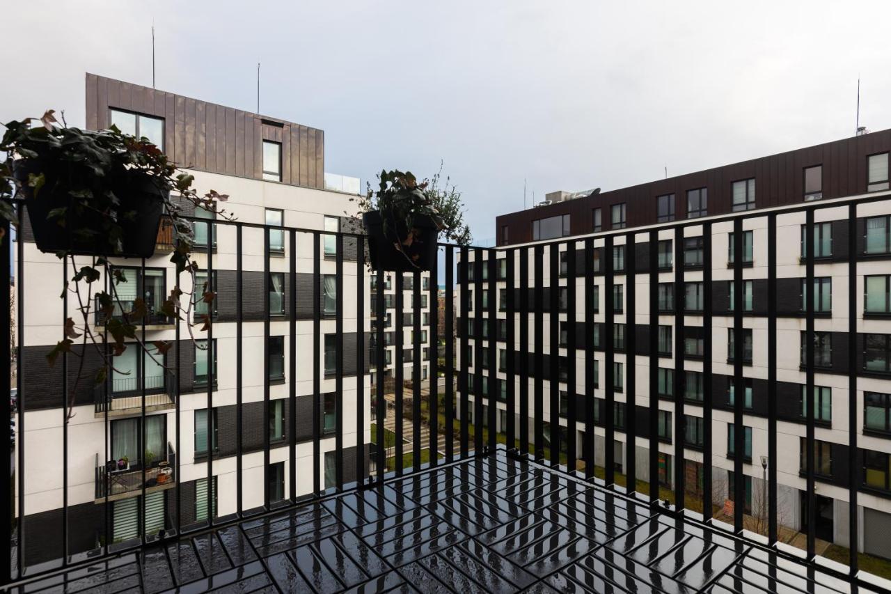 Elegant Business Accommodation With Parking - By Upstairs Краків Екстер'єр фото