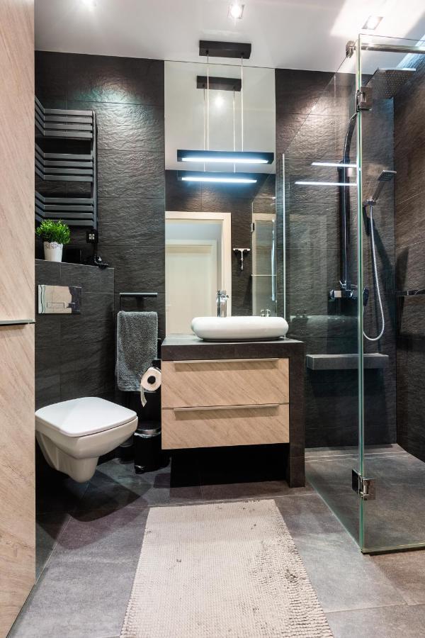 Elegant Business Accommodation With Parking - By Upstairs Краків Екстер'єр фото