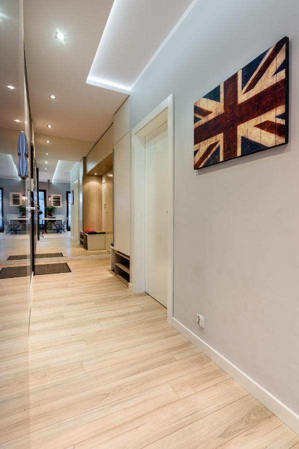 Elegant Business Accommodation With Parking - By Upstairs Краків Екстер'єр фото
