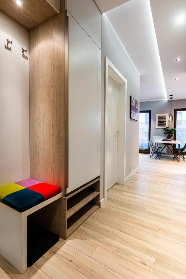 Elegant Business Accommodation With Parking - By Upstairs Краків Екстер'єр фото